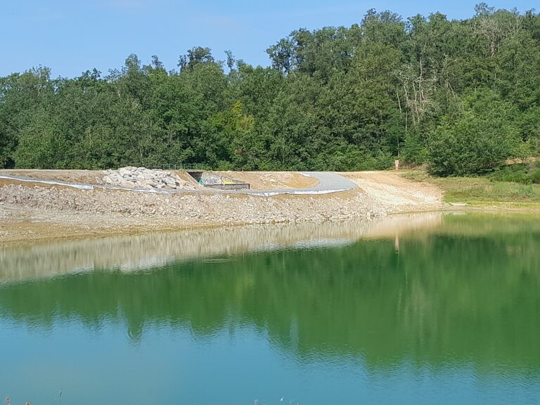 LLac de la Balerme : vue du batardeau amont de la digue lors du lancement des travaux de mise aux normes de la digue. - juillet 2024 - Réseau31