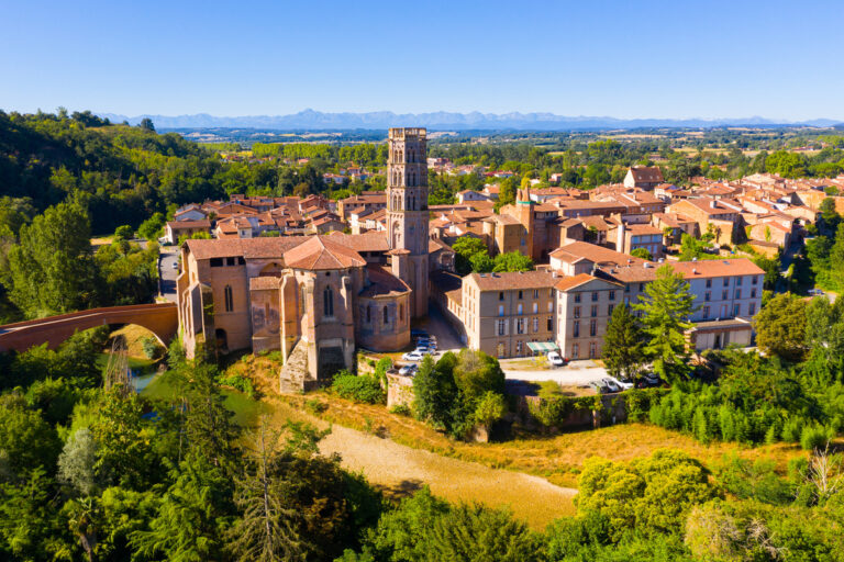 Vue de Rieux Volvestre et de sa cathédrale