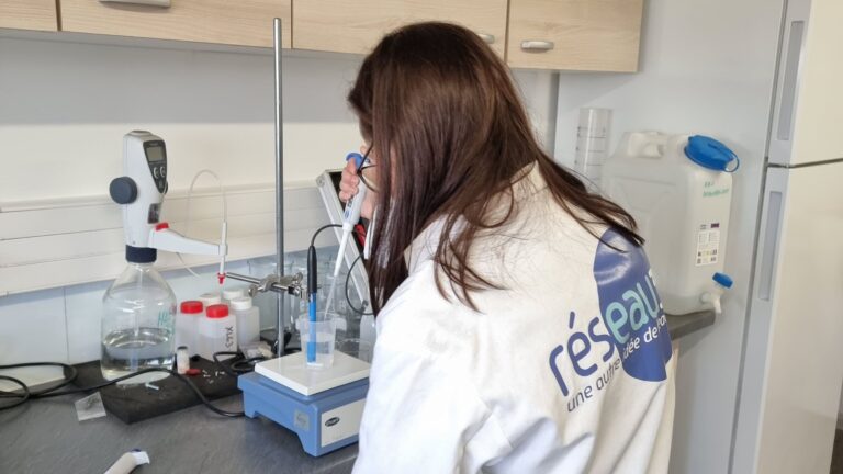 Agent Réseau31 en train d'analyser la qualité de l'eau.