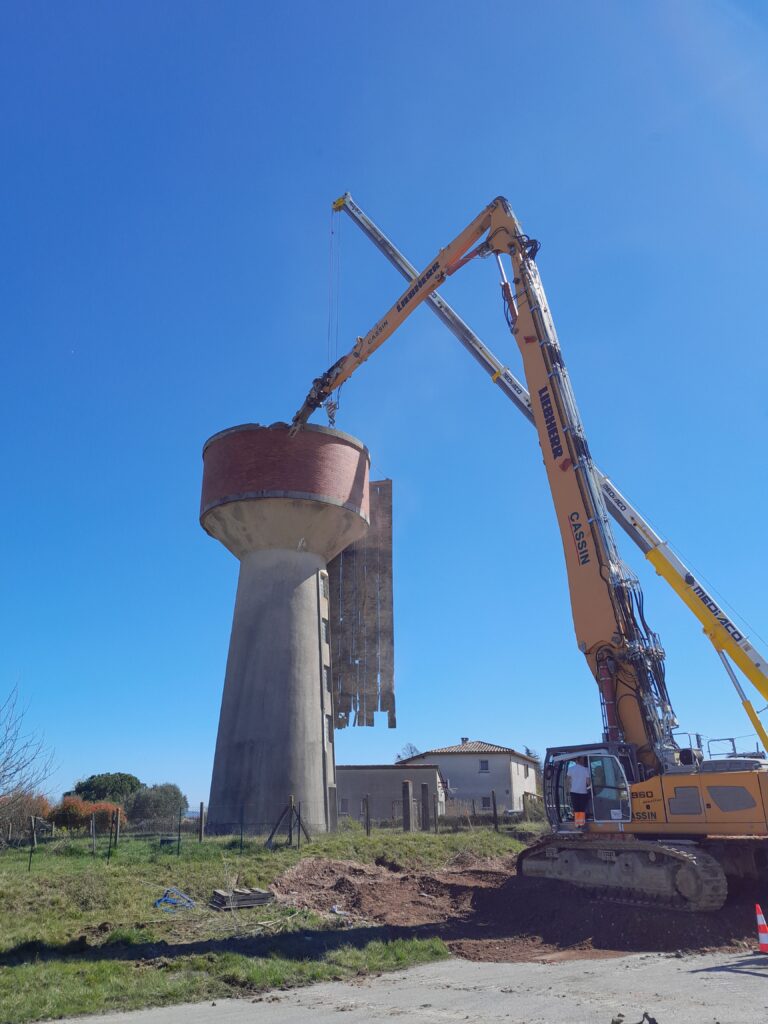 Demolition du chateau d'eau de Bourg SAint-Bernard Réseau31